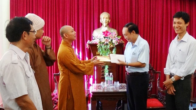 Đà Nẵng: PG trao tiền ủng hộ Quỹ “Hỗ trợ ngư dân” ảnh 1 qta dn.JPG