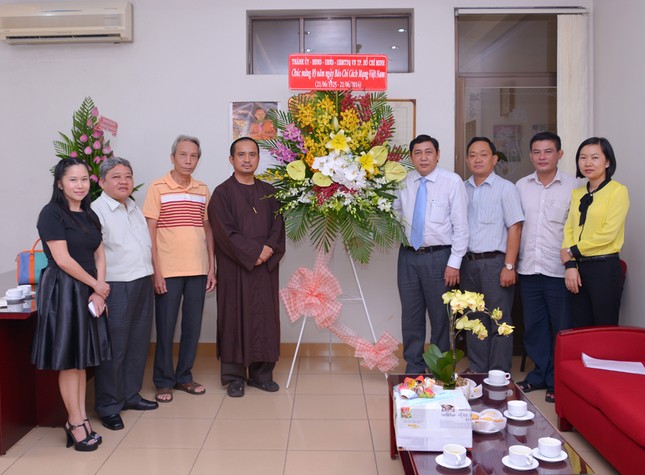 Thành ủy và các cơ quan ban ngành thăm báo Giác Ngộ ảnh 1 BTN_0054r.jpg