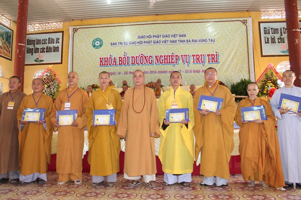 Trao chứng nhận bồi dưỡng trụ trì cho trên 700 Tăng Ni ảnh 1 cấp giấy chứng nhận Khóa Bồi dưỡng _2.jpg