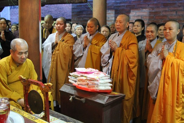 Ni giới phía Bắc cúng dường các trường hạ ảnh 3 anh cung duong 4.jpg