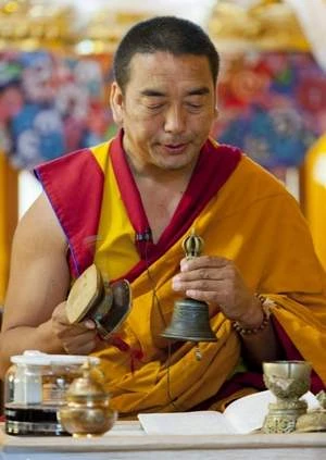 Lama Tenzin Choesang ch_ tr_ l_ c_u nguy_n.jpg