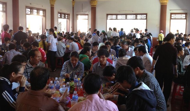Chùa Thiên An hỗ trợ thí sinh hơn 7.000 phần chay ảnh 1 anh chay di thi.jpg