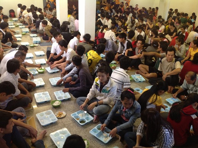 Chùa Tường Quang cho 1.000 thí sinh ăn, ở ảnh 1 image.jpeg