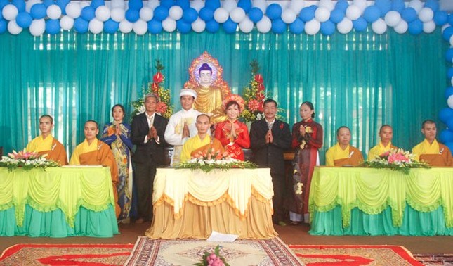 Ba đôi tân hôn làm lễ hằng thuận tại chùa ảnh 1 Hpap.jpg