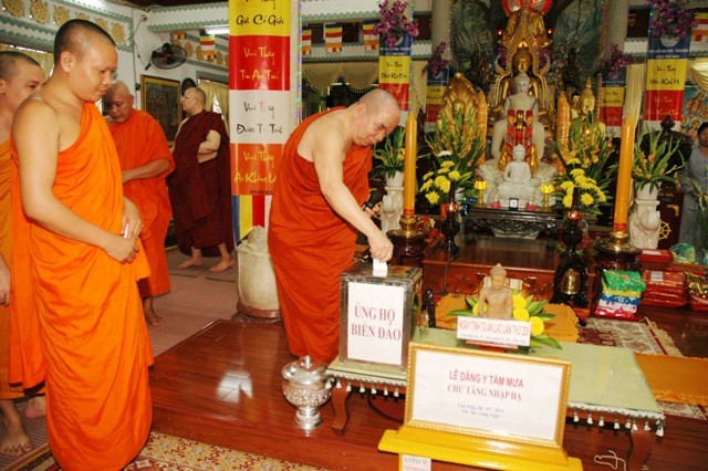 Chùa Phổ Minh tổ chức lễ dâng y tắm mưa ảnh 2 H_nh 2 - Tr_ tr_ ch_a Ph_ Minh HT.Th_ch Thi_n T_m quy_n g_p _ng h_ bi_n __o.jpg