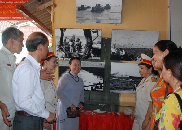 1 trien lam 2.jpg