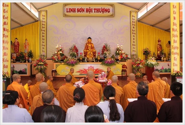 Trang nghiêm lễ Bố-tát của chư Tăng tỉnh Nghệ An ảnh 3 tung gioi 2.jpg