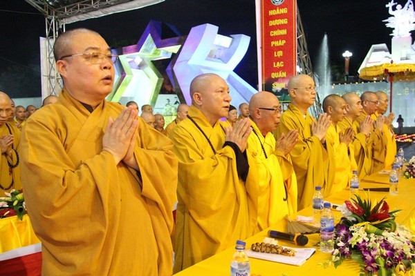 Cầu siêu tại nghĩa trang Quốc gia đường 9 ảnh 2 anh cs 2.jpg