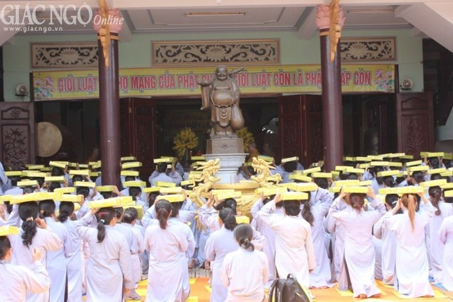 Dâng pháp y tại trường hạ chùa Từ Quang ảnh 4 Anh Dan (2).jpg