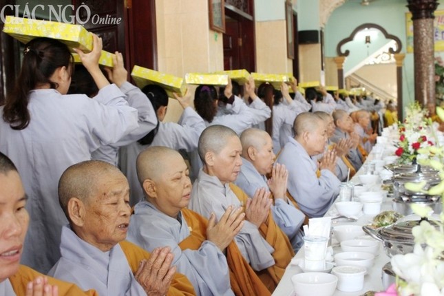 Dâng pháp y tại trường hạ chùa Từ Quang ảnh 6 Anh Dan (5).jpg