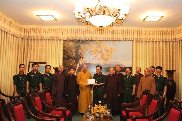 GHPGVN động viên chiến sĩ vụ máy bay rơi ở Hà Nội ảnh 2 camvan 2.jpg