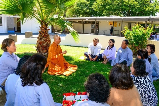 Hoa Kỳ: 300 người dự khóa tu “Thắp sáng tâm đăng” ảnh 4 thapsang 3.jpg