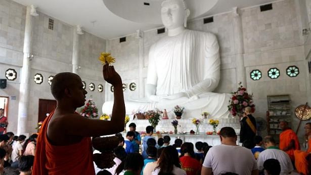 Phật tử Malaysia cầu siêu nạn nhân chuyến bay MH17 ảnh 2 malay 2.jpg