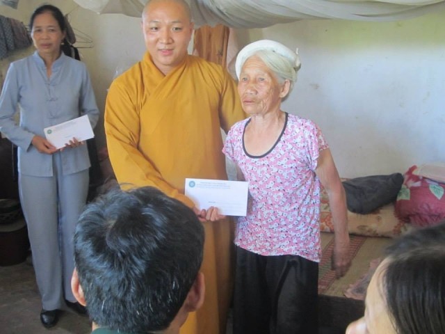 anh tang qua.jpg