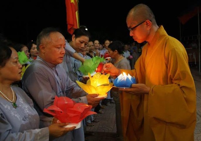 Nghệ An: Cầu siêu, thắp nến tri ân các anh hùng liệt sĩ ảnh 3 htinh 1.jpg