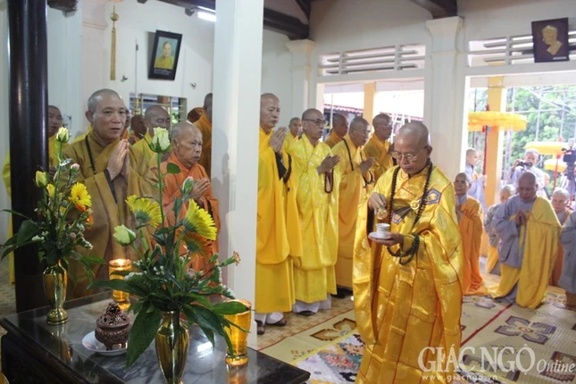 Lễ nhập kim quan nhục thân NT.Thích nữ Viên Minh ảnh 1 hue1.jpg