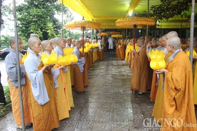 Lễ nhập kim quan nhục thân NT.Thích nữ Viên Minh ảnh 3 hue2.jpg