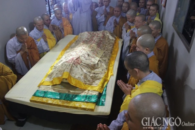 Lễ nhập kim quan nhục thân NT.Thích nữ Viên Minh ảnh 2 hue3.jpg