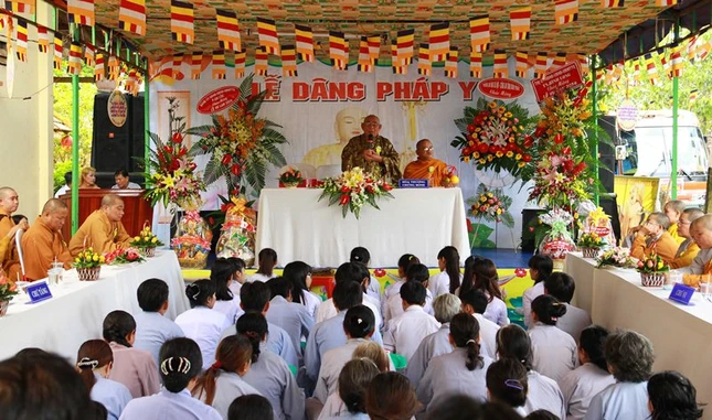 Lễ dâng y và cài hoa hồng tại chùa Tân Minh ảnh 3 tan minh1.JPG