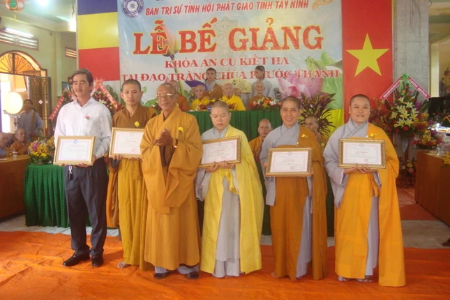Tây Ninh: Bế giảng khóa An cư kiết hạ PL.2558 ảnh 3 1 be giang 2.jpg