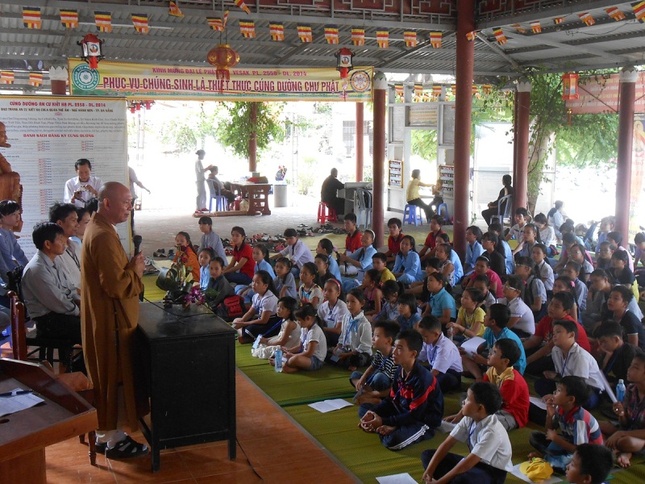 TT Hue Vinh chia se cung cac khoa sinh.JPG