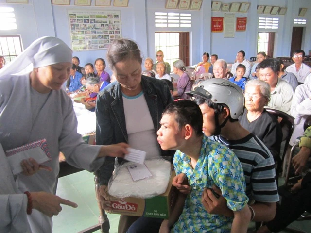 Trao 100 suất quà đến người khiếm thị ảnh 1 KimLong.jpg