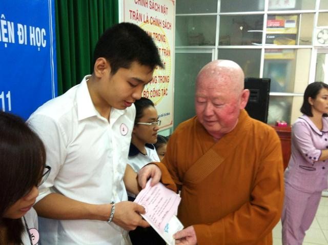 Phật giáo Q.11 trao học bổng, tặng quà người nghèo ảnh 1 tu thien.1.jpg
