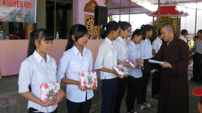 Chùa Phước Ấm yểm trợ 41 học sinh, sinh viên ảnh 1 anh PA 1.jpg