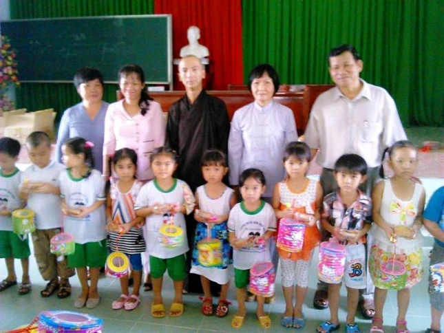 __.Th_ch __c H_i trao qu_ cho ca1em ngh_o.jpg