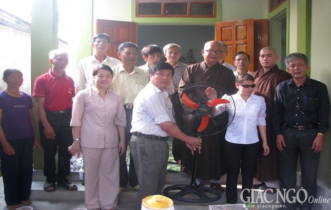 Trao  200 suất quà “Thắp sáng ước mơ - Tiếp sức đến trường” ảnh 3 DC.jpg