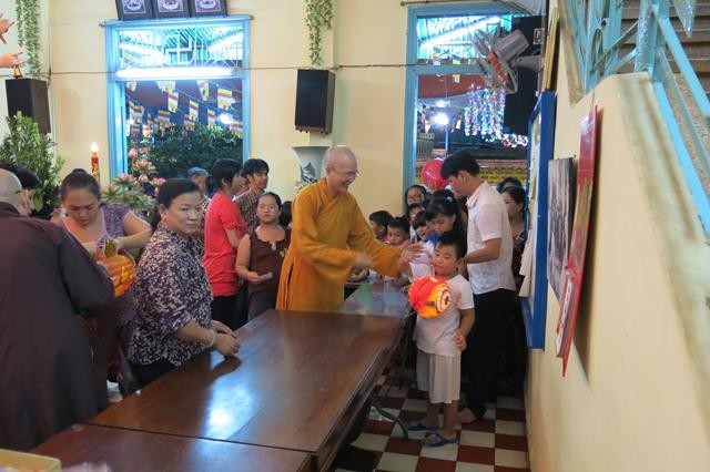 Chùa Thiên Tôn, Thường Quang, Bửu Sơn tặng quà trung thu ảnh 4 img_0874-copy_1.jpg