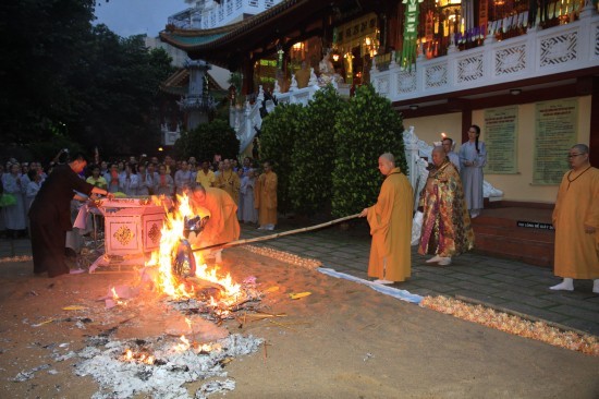 Nhiều ý kiến về việc “phần hóa” - đốt thánh tượng ảnh 3 dot tuong 2.jpg