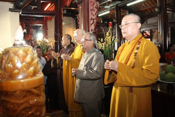 Hà Nội: Tổng thống Ấn Độ thăm chùa Trấn Quốc ảnh 2 anh 1, an do 2.jpg