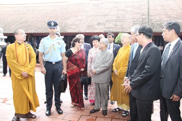 Hà Nội: Tổng thống Ấn Độ thăm chùa Trấn Quốc ảnh 3 anh 1, an do 3.jpg