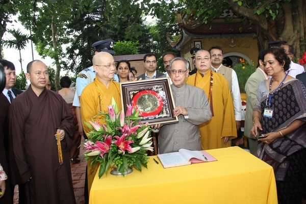 Hà Nội: Tổng thống Ấn Độ thăm chùa Trấn Quốc ảnh 5 anh 1, an do 5.jpg