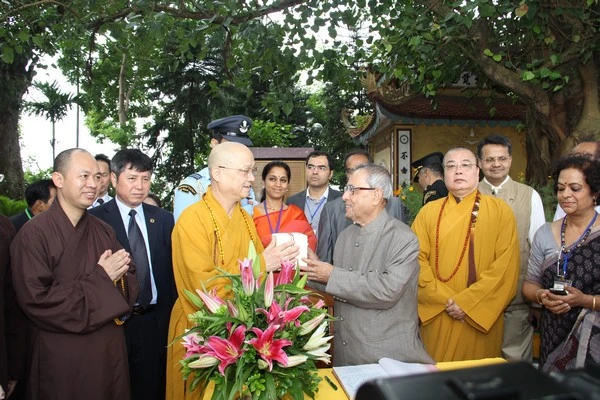 Hà Nội: Tổng thống Ấn Độ thăm chùa Trấn Quốc ảnh 6 anh 1, an do 6.jpg