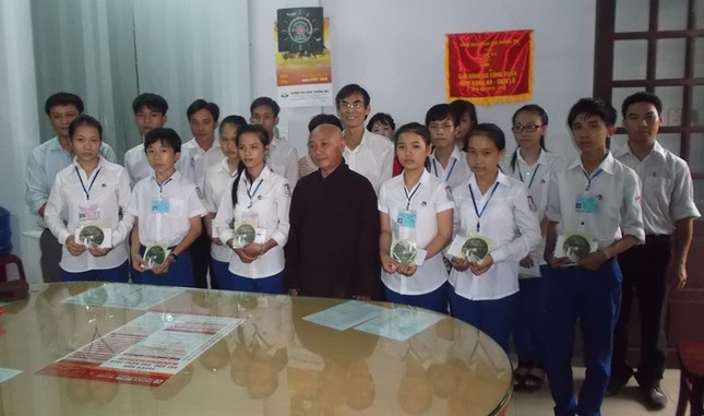 Chùa Hoằng Pháp tặng 10 học bổng tại Quảng Trị ảnh 1 anh ledan.jpg
