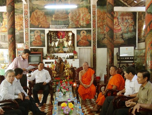 __ng ch_ Ph_m Quang Ngh_ th_m s_ s_i ch_a Mahatup (ch_a D_i).JPG