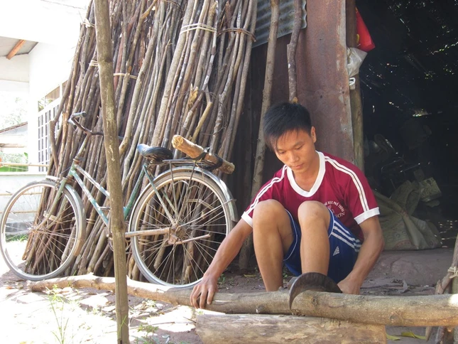 Học trò nghèo đỗ hai trường Đại học ảnh 1 anh 3 Tang Quang Thang, bai Tan Khoi.JPG
