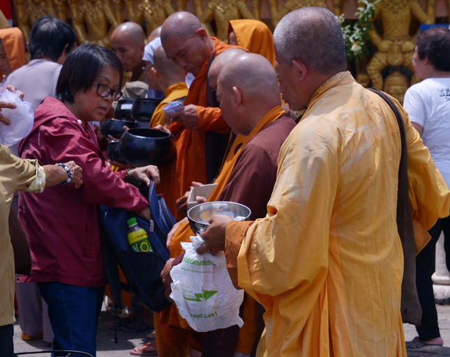 TP.HCM: Lễ đặt bát hội nhân Sene Đôn-ta ảnh 13 Chatarangsay (14).jpg