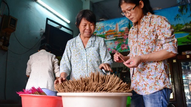 Làm nhang từ lá cỏ vườn nhà ảnh 3 Kiểm tra nhang thành phẩm - Ảnh: Hữu Khoa