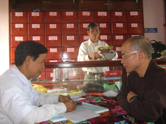 Khám bệnh-Nhà TT SHoa.JPG