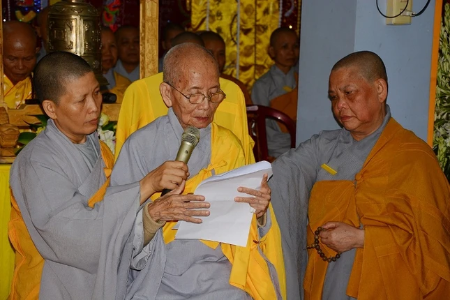 Cung tống kim quan cố NT.TN.Diệu Hạnh nhập tháp ảnh 2 qnam2.JPG