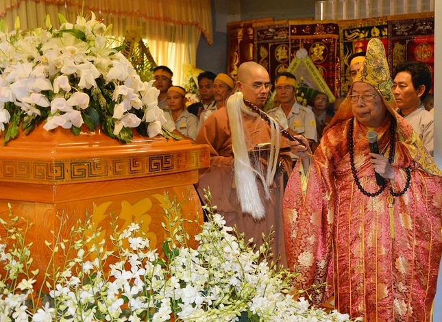 Cung tống kim quan cố NT.TN.Diệu Hạnh nhập tháp ảnh 5 qnam5.JPG