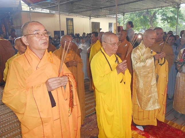 Quảng Nam: Chùa Thạch Khê đúc chuông đồng 500kg ảnh 1 duc chuong 2.JPG