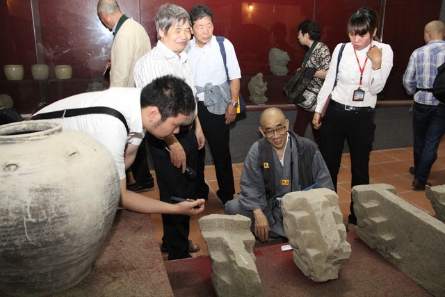 Bắc Ninh: Đoàn Phật tử Nhật Bản thăm chùa Phật Tích ảnh 4 a nhat 3.jpg