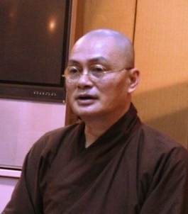 Dẹp “bát nháo” ở di tích:
Mới nhìn thấy ngọn mà chưa thấy gốc ảnh 1 TT Thich Minh Hien.jpg