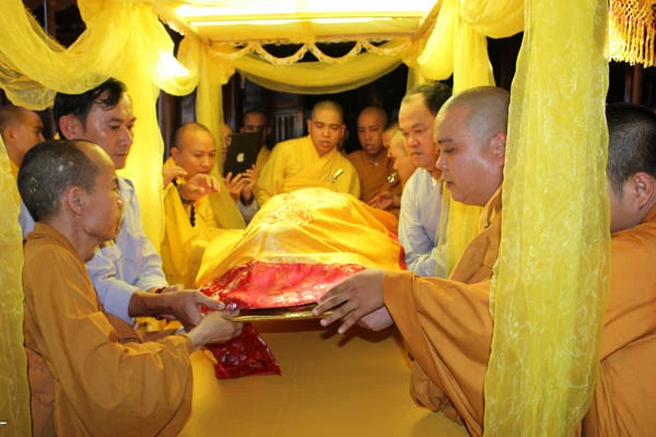 Lễ nhập kim quan cố Trưởng lão HT.Thích Viên Minh ảnh 9 letanghtvienminh-23_jpg.jpg