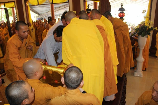 Lễ nhập kim quan cố Trưởng lão HT.Thích Viên Minh ảnh 16 letanghtvienminh-35_jpg.jpg