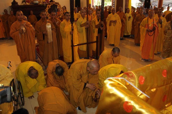 Lễ nhập kim quan cố Trưởng lão HT.Thích Viên Minh ảnh 18 letanghtvienminh-39_jpg.jpg